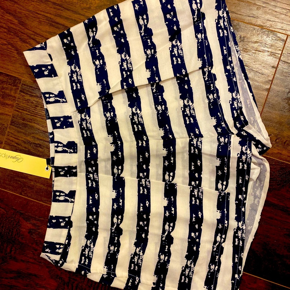 Striped shorts with pleat and side zipper